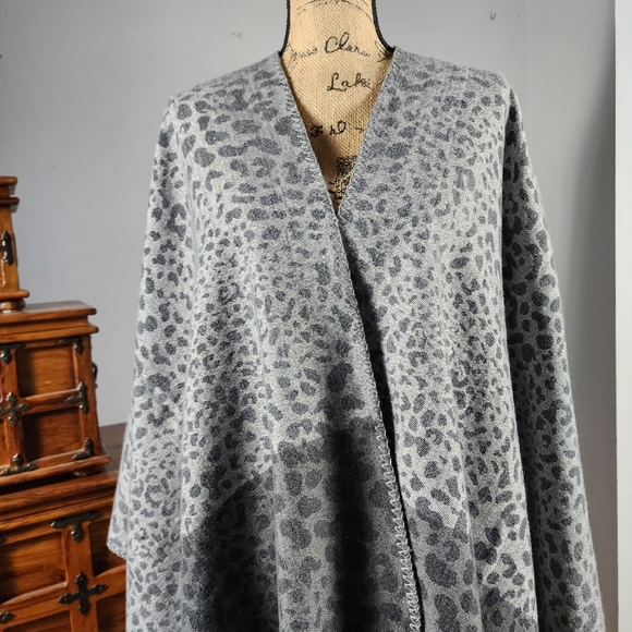 Animal Print Open-Front Wrap - Picture 5 of 7